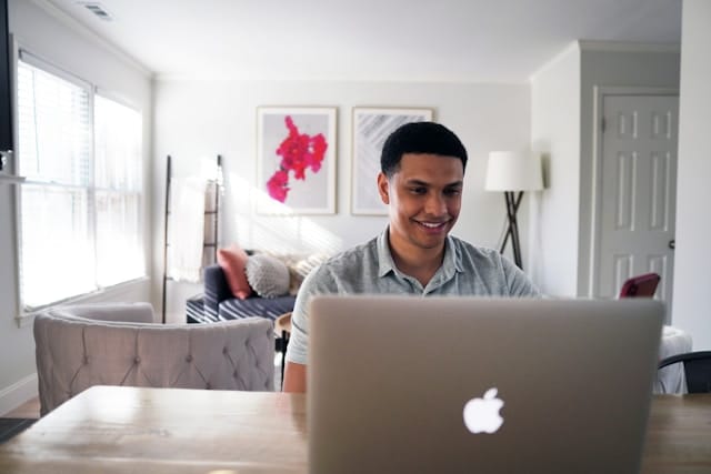 homme heureux de sa landing page